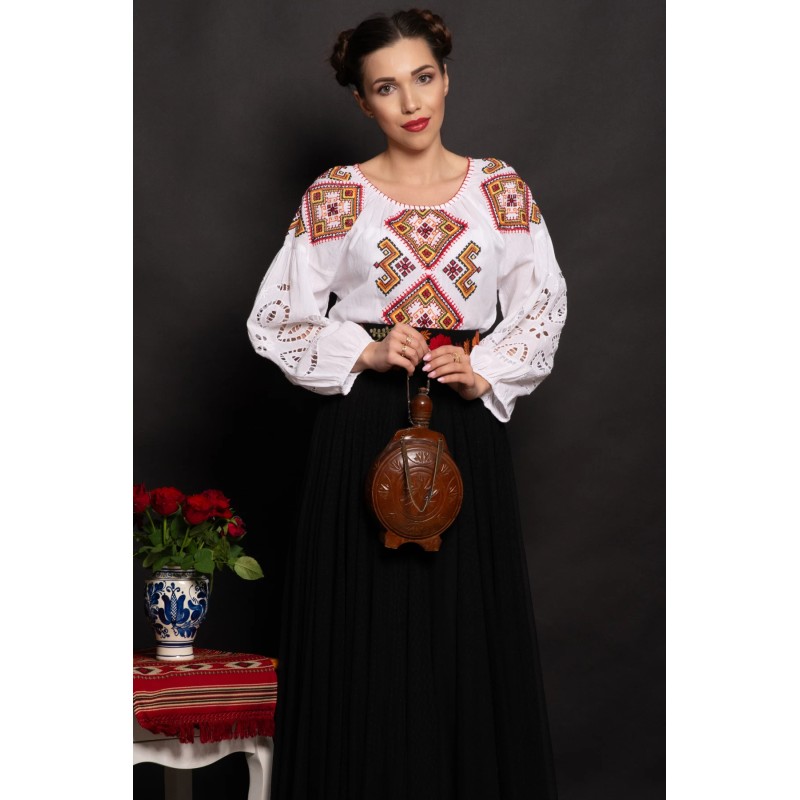 Ie traditionala Pamela cu simbolul rombului si maneci din broderie englezeasca