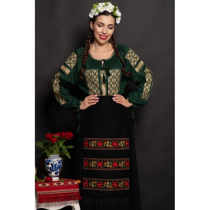 Ie traditionala verde Narcisa cu broderie bej si simbolul stelei