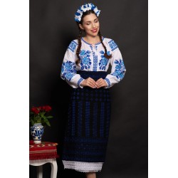 Ie traditionala din bumbac alb Melania cu trandafiri albastri brodati