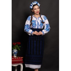 Ie traditionala din bumbac alb Melania cu trandafiri albastri brodati