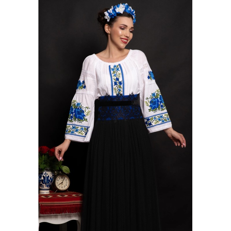 Ie traditionala alba Lioara cu maneca clopot si trandafiri albastri brodati