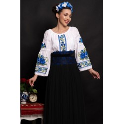 Ie traditionala alba Lioara cu maneca clopot si trandafiri albastri brodati