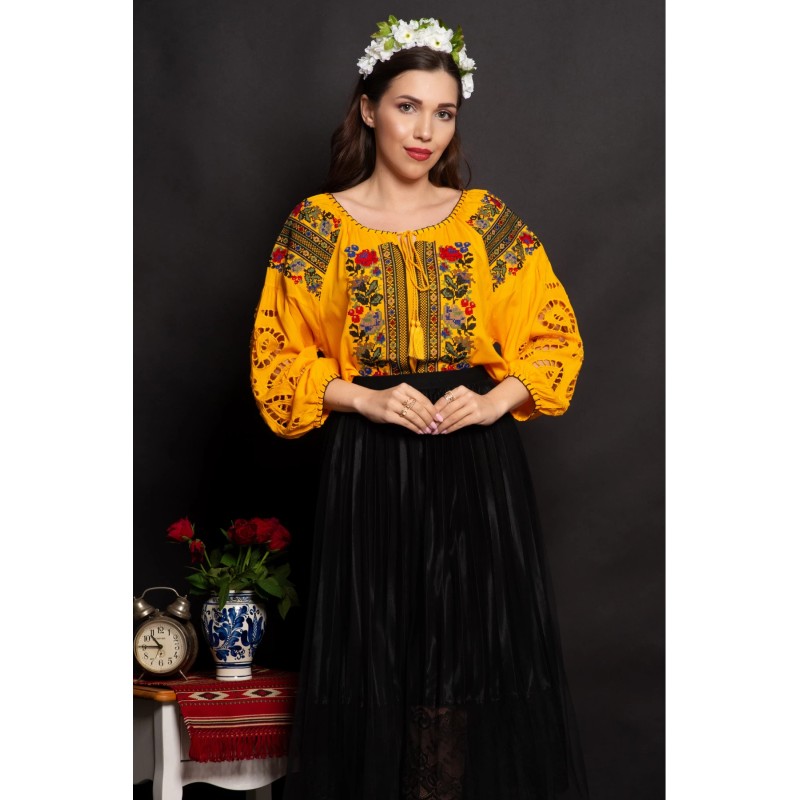 Ie traditionala galbena Stefania cu maneci perforate si broderie florala