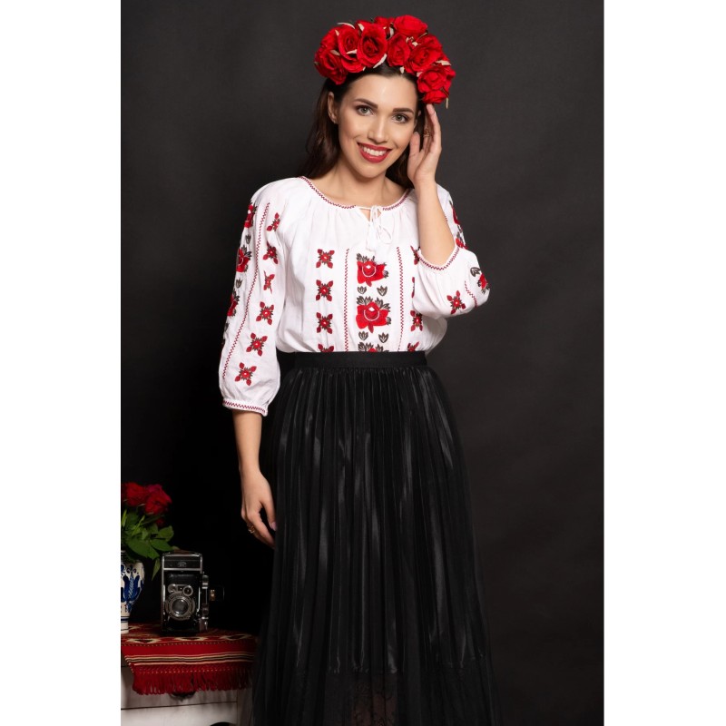 Ie alba dama Oliviana cu broderie rosie