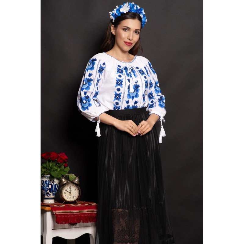 Ie alba dama Oliviana cu broderie albastra