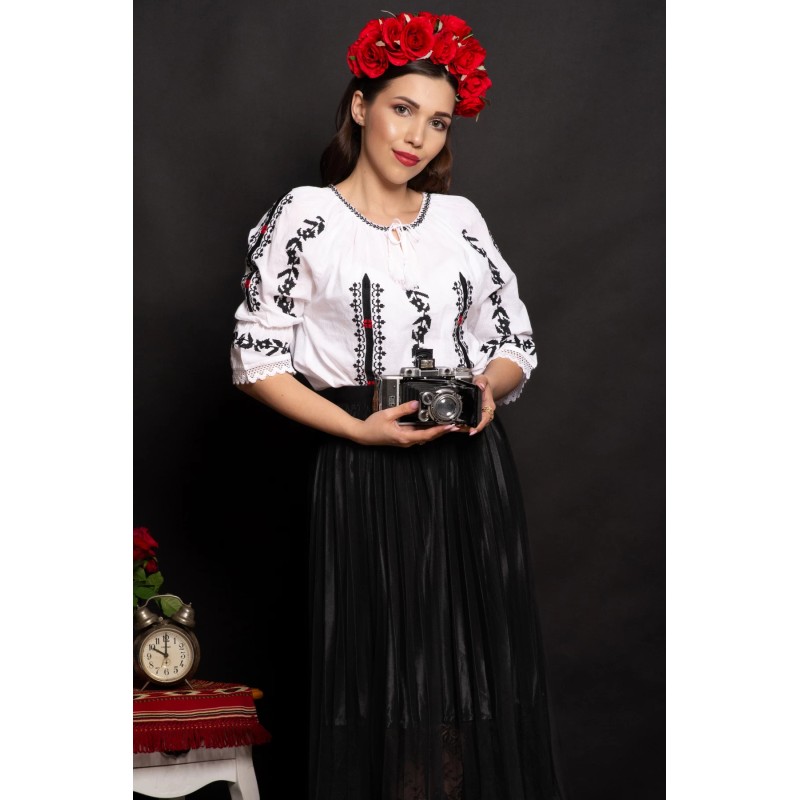 Ie traditionala alba Natalia brodata cu simbolul crucii