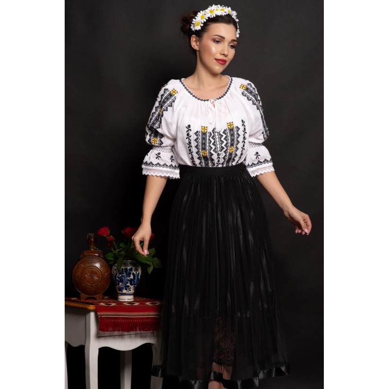 Ie traditionala alba Magdalena cu simbolul crucii brodat