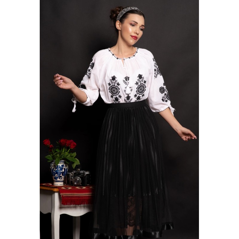 Ie dama traditionala din bumbac Lucretia cu flori negre brodate