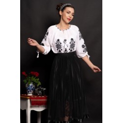 Ie dama traditionala din bumbac Lucretia cu flori negre brodate