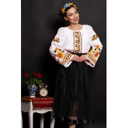 Ie dama brodata cu floarea soarelui si maneci evazate