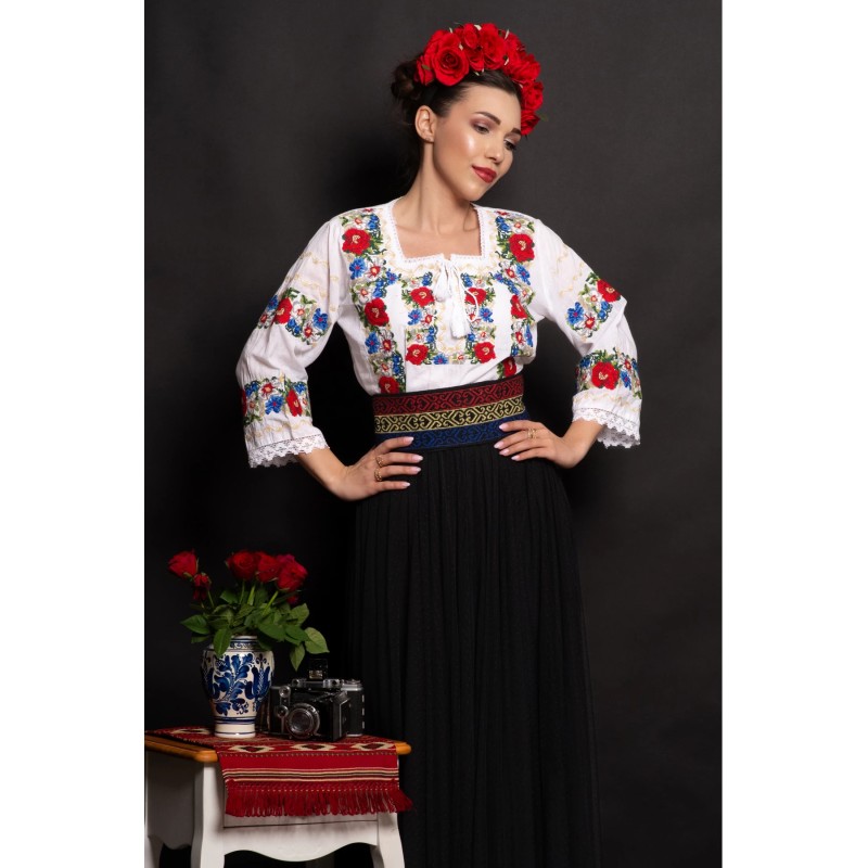 Ie dama alba Luminita cu flori de mac brodate