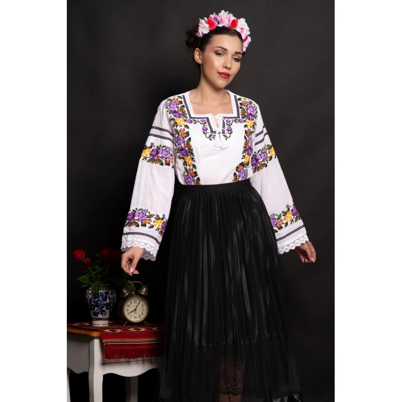 Ie traditionala Bucovineana cu anemone brodate