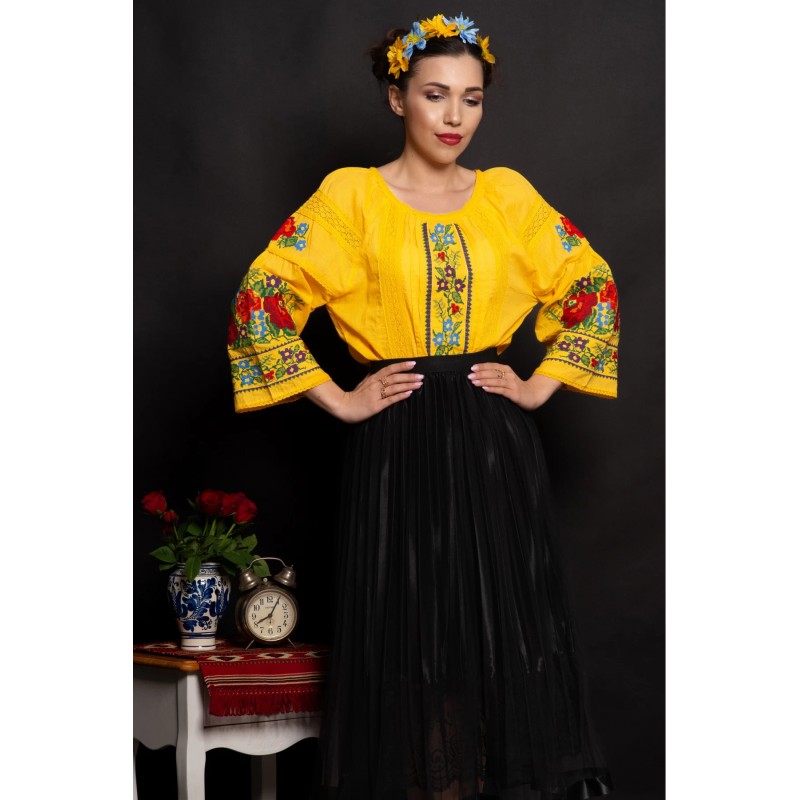 Ie dama traditionala galbena Iustina cu simbolul trandafirului