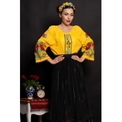 Ie dama traditionala galbena Iustina cu simbolul trandafirului