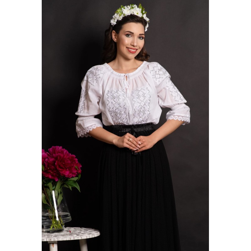 Ie traditionala alba Luisa cu motive argintii si paiete discrete