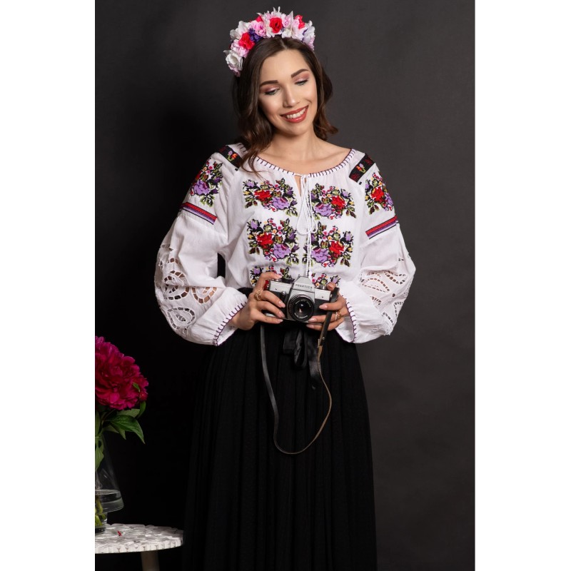 Ie traditionala Sidonia cu maneci perforate si broderie florala