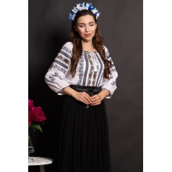 Ie traditionala dama Fabiana brodata cu trandafiri mov si floricele bleu