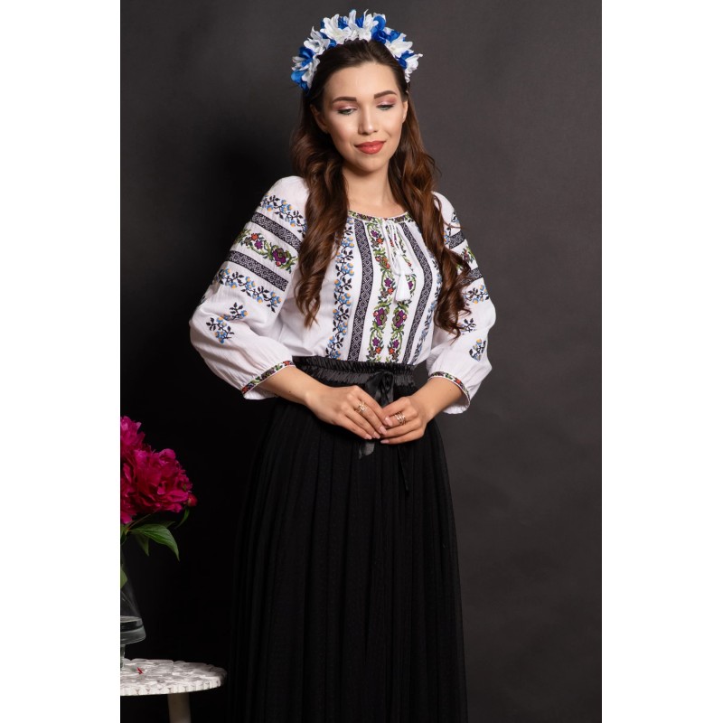 Ie traditionala dama Fabiana brodata cu trandafiri mov si floricele bleu