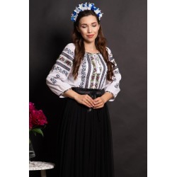 Ie traditionala dama Fabiana brodata cu trandafiri mov si floricele bleu