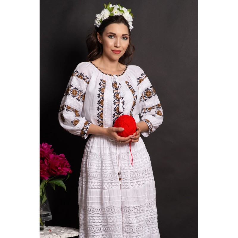 Ie dama traditionala Emiliana cu flori brodate