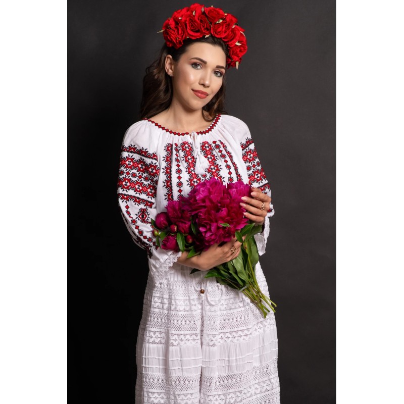 Ie dama alba Eliana cu motive traditionale brodate