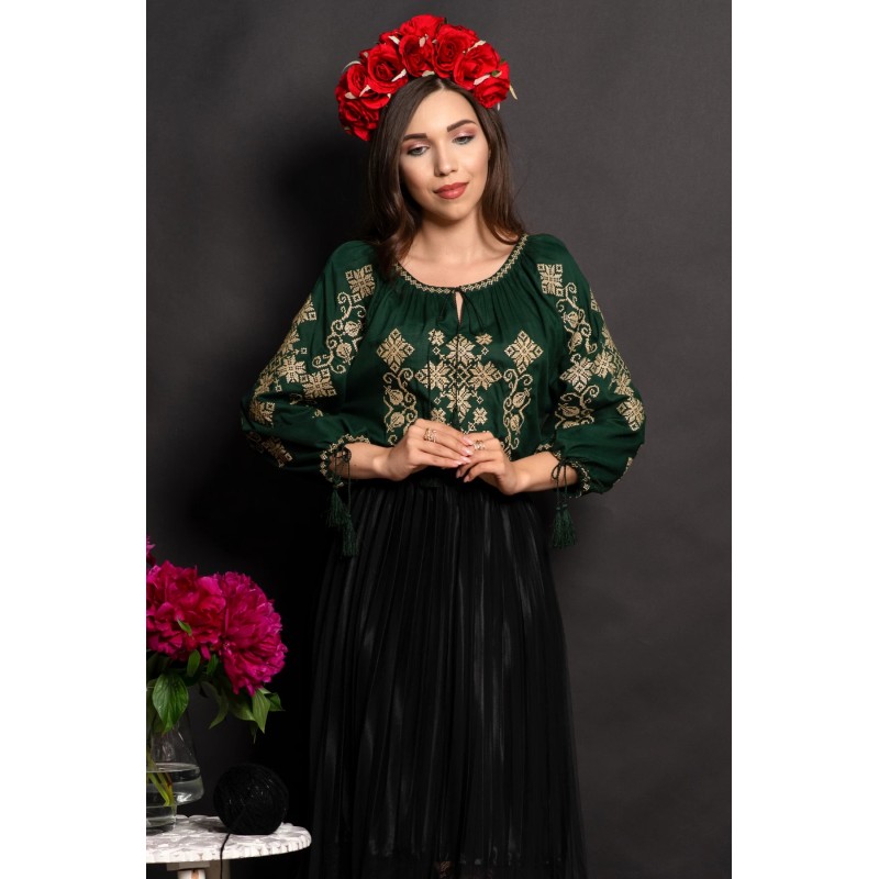 Ie traditionala verde Reyna cu broderie aurie si simbolul rombului