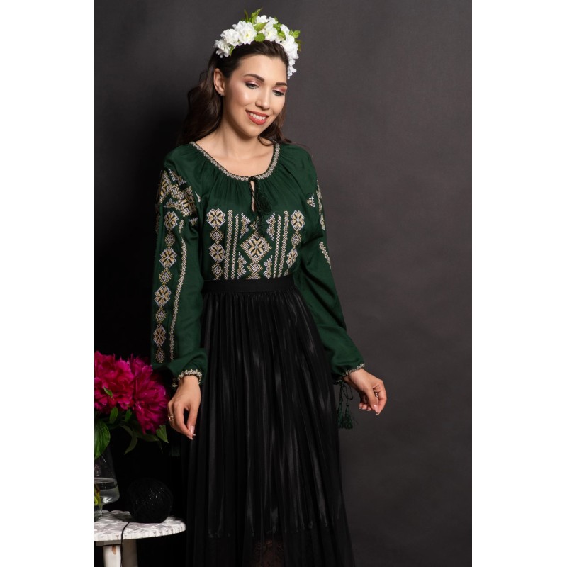 Ie traditionala verde Lenora cu romburi aurii brodate