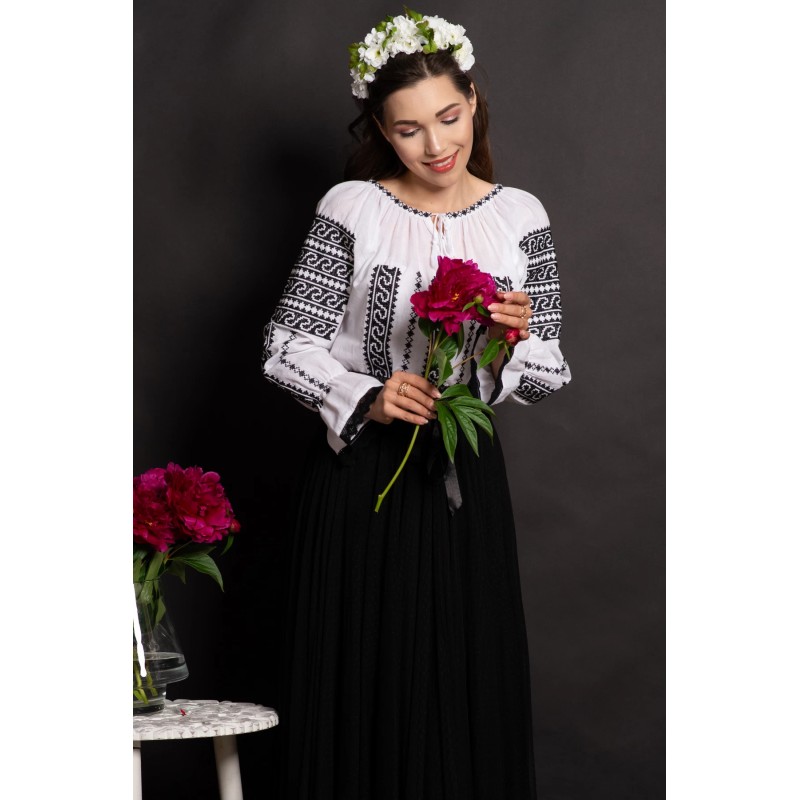 Ie dama transilvaneana Isaura cu broderie traditionala