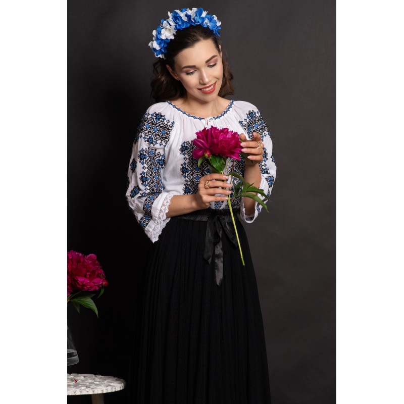 Ie dama din bumbac Niculina cu broderie bleu si simbolul rombului