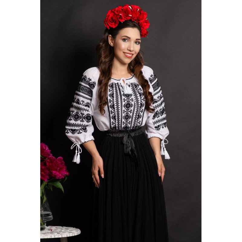 Ie traditionala alba Delfina din bumbac cu broderie neagra