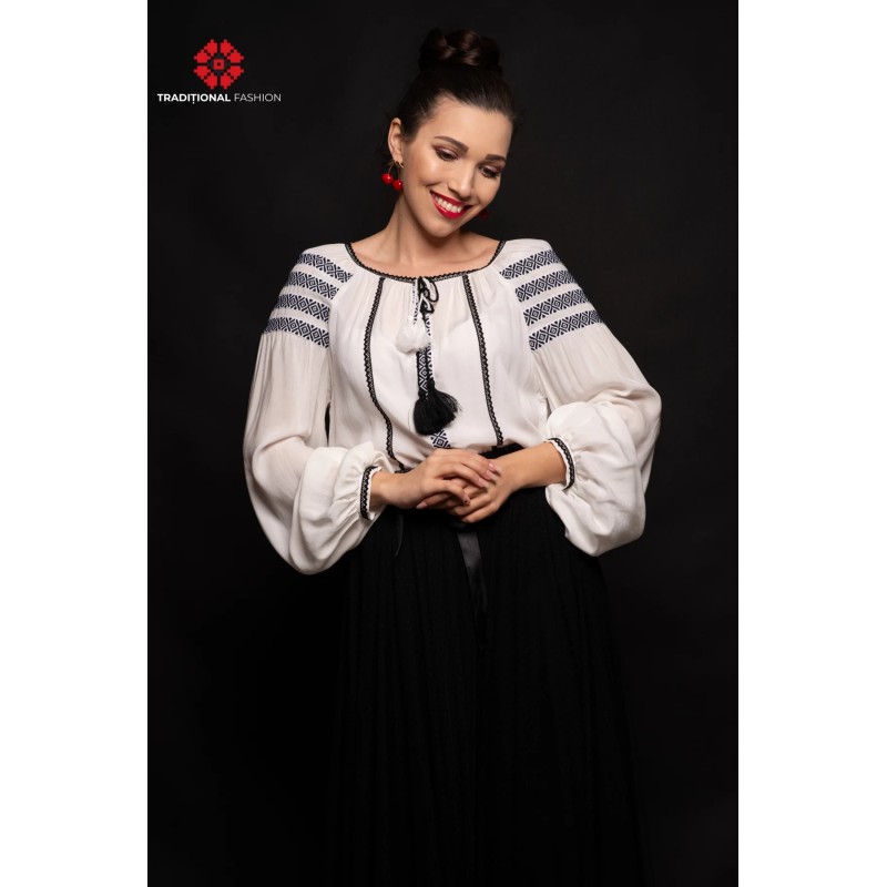 Ie alba din bumbac cu benzi brodate cu motive traditionale