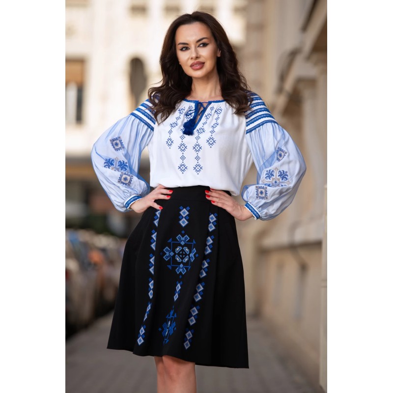 Bluza alba traditionala cu motivul rombului si tulle albastru