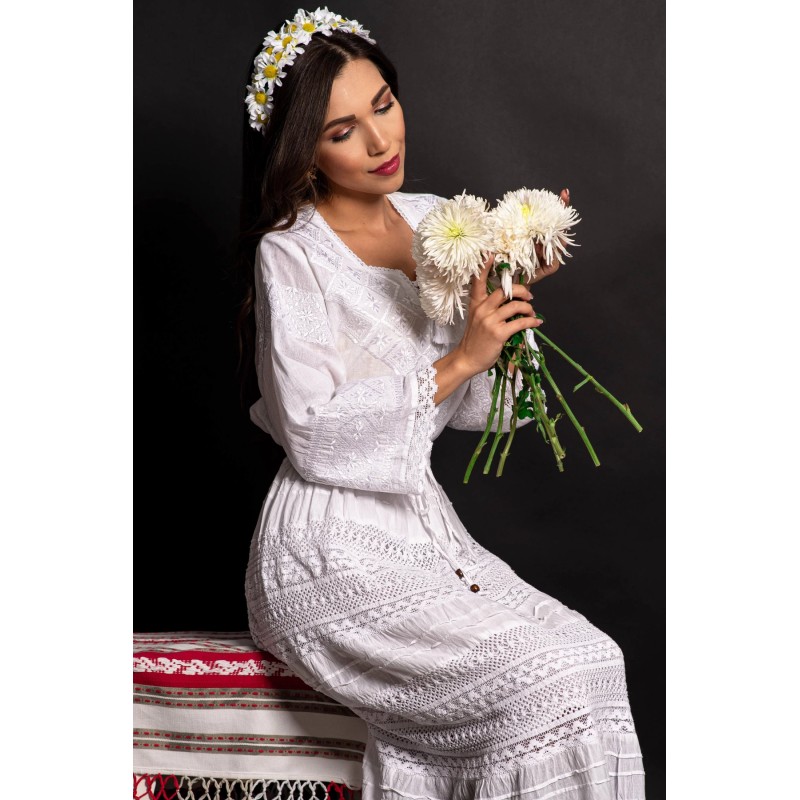 Ie alba Bucovineana din bumbac Ana-Maria brodata cu simbolul ancestral al stelei