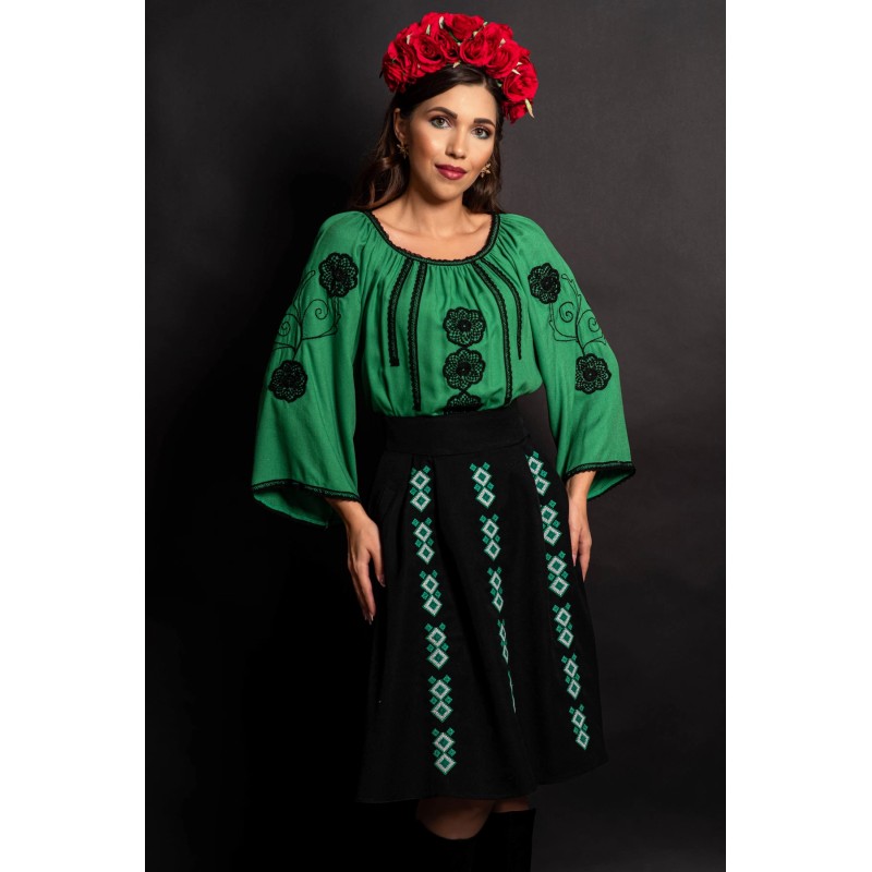 Bluza verde tip ie din vascoza cu broderie traditionala neagra