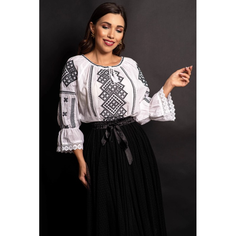 Ie transilvaneana cu simbolul traditional al rombului