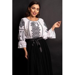 Ie transilvaneana cu simbolul traditional al rombului