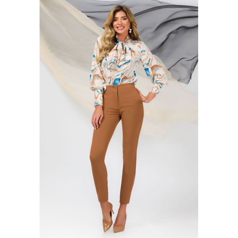 Pantaloni office Pretty Girl camel cu taietura decorativa la buzunar