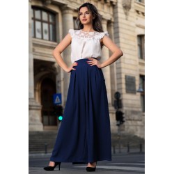 Pantaloni casual albastri evazati cu crapatura si nasturi pe laterale