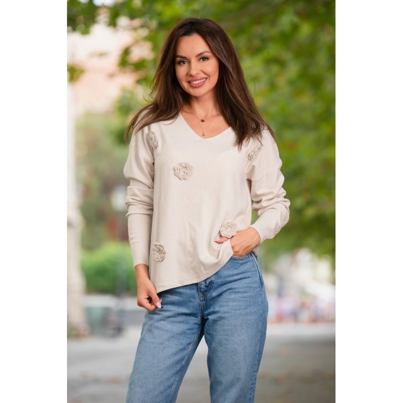 Pulover din tricot fin bej cu flori 3D tricotate
