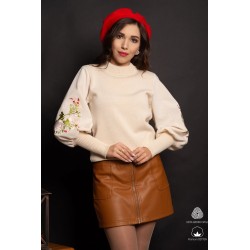 Pulover traditional din bumbac crem cu flori bej si rosii brodate