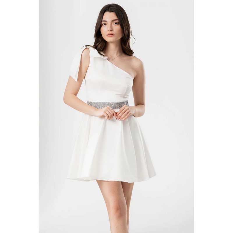 Rochie de ocazie scurta in clos alba cu funda pe umar