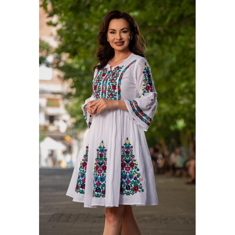 Rochie traditionala alba din bumbac Violeta cu maneca tip clopot si broderie florala