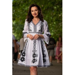 Rochie traditionala alba din bumbac cu broderie neagra Simona