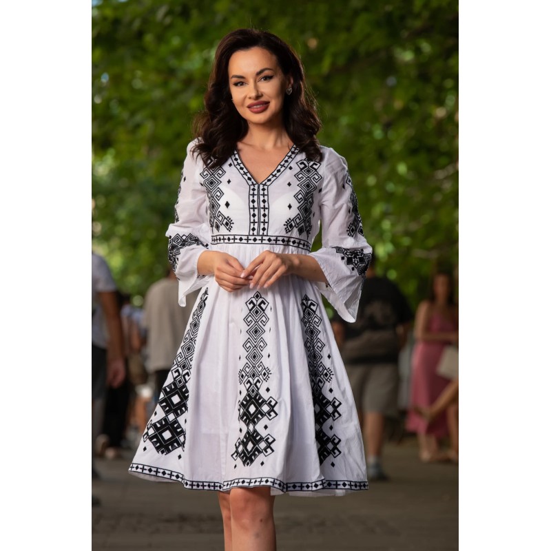 Rochie traditionala alba din bumbac cu broderie neagra Simona
