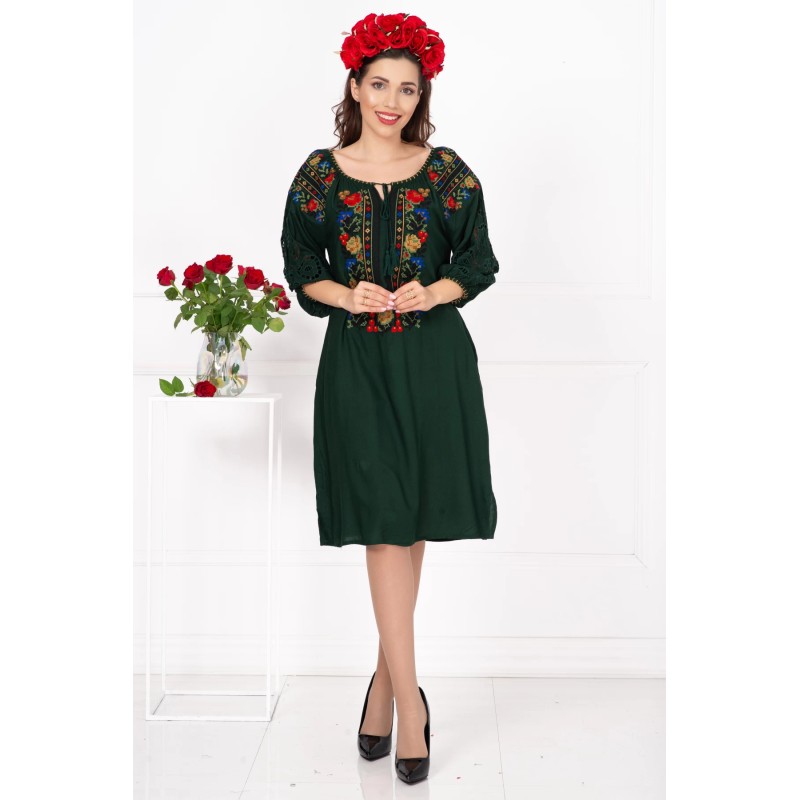 Rochie traditionala verde Aura cu flori brodate si maneci perforate