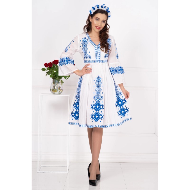 Rochie traditionala in clos Angelica cu broderie albastra si simbolul crucii