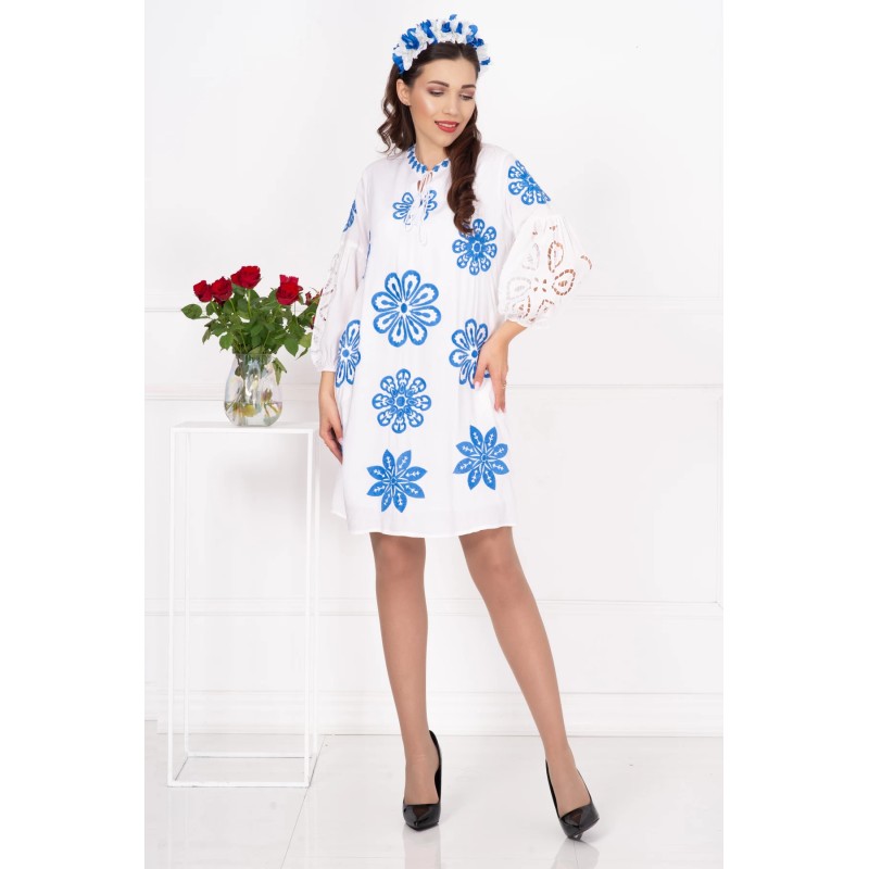 Rochie traditionala alba Natasha cu flori brodate si maneci perforate