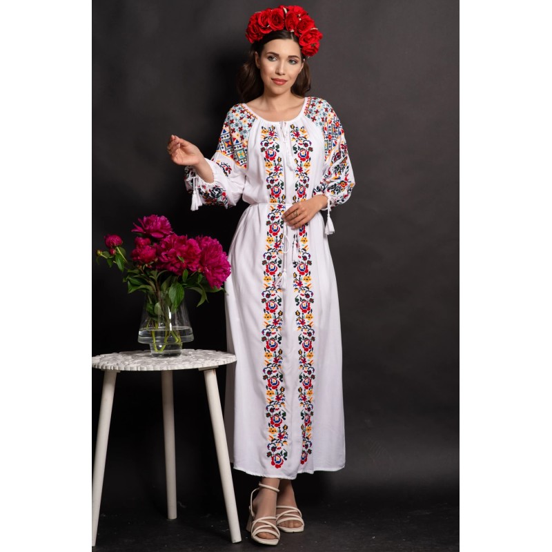 Rochie traditionala alba din vascoza Fernanda cu broderie florala
