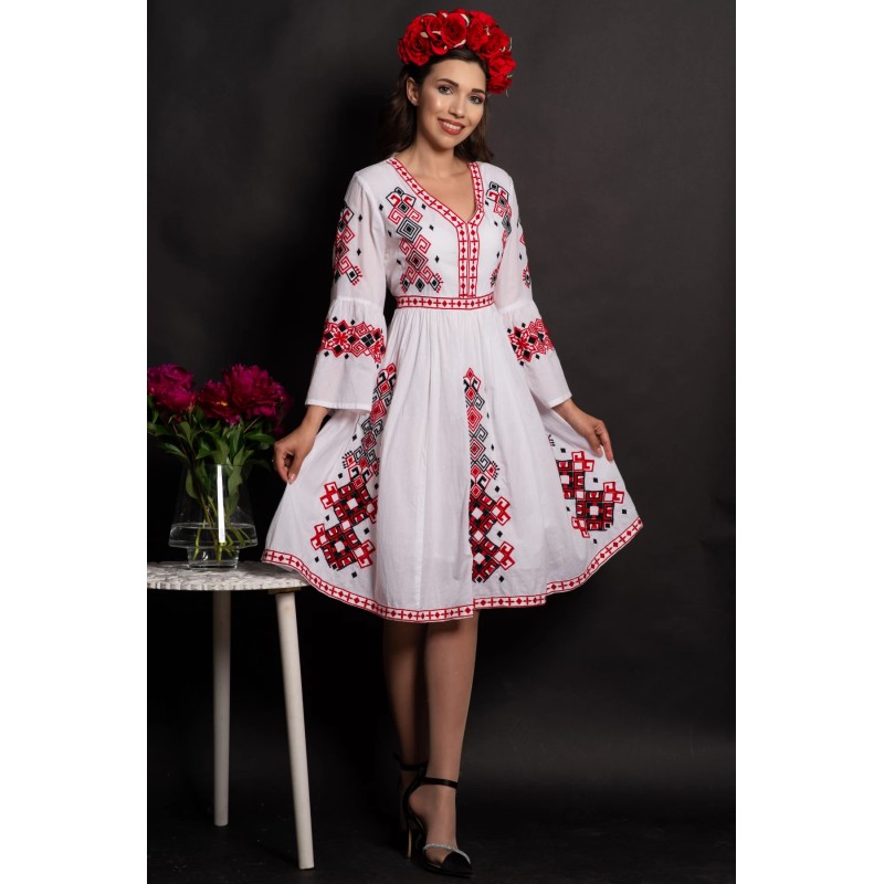 Rochie traditionala in clos Angelica cu broderie rosie si simbolul crucii