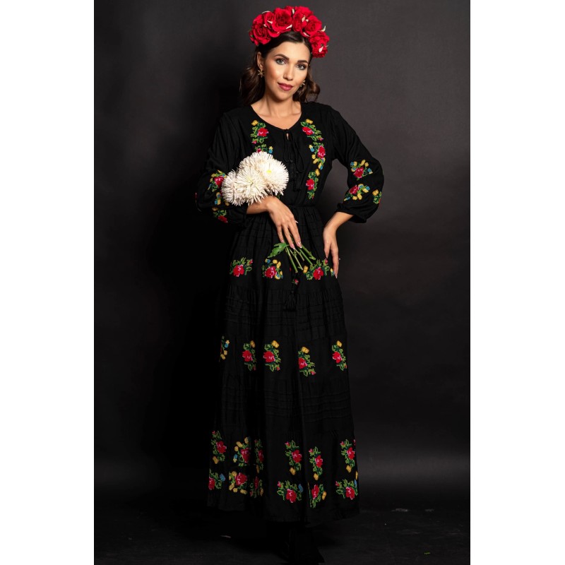 Rochie traditionala Doina Neagră brodata cu trandafiri rosii si galbeni